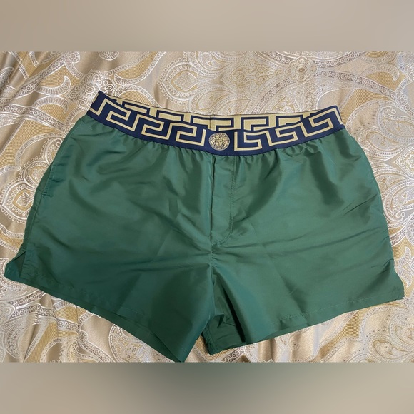 NWOT Versace Greca border men’s swim shorts size 8 brand new - Picture 1 of 4
